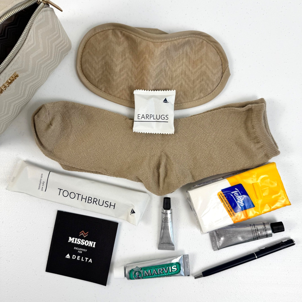 Delta One Missoni Amenity Kit Sand Color Zigzag, NEW with Luxury Travel Contents - Picture 3 of 4